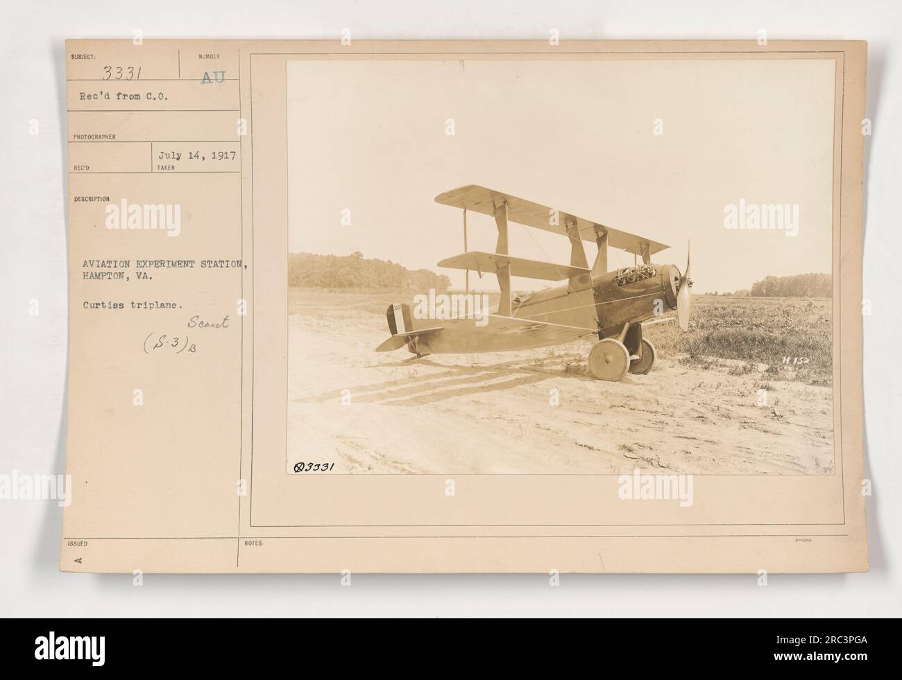 Ein Curtiss-Dreiflugzeug fliegt an der Aviation Experiment Station in Hampton, Virginia. Es wird als Scout-Modell (S-3) bezeichnet. Das Foto wurde am 14. Juli 1917 aufgenommen. Das Bild ist von Fotografien amerikanischer Militäraktivitäten während des Ersten Weltkriegs, unter dem Subjektcode 3331. Stockfoto