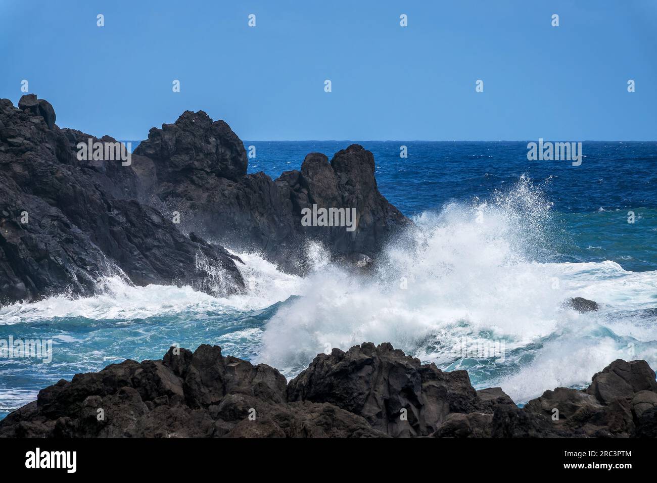 Lavafelsen und Wellen in Seixal, an der Küste der Insel Madeira, Portugal Stockfoto
