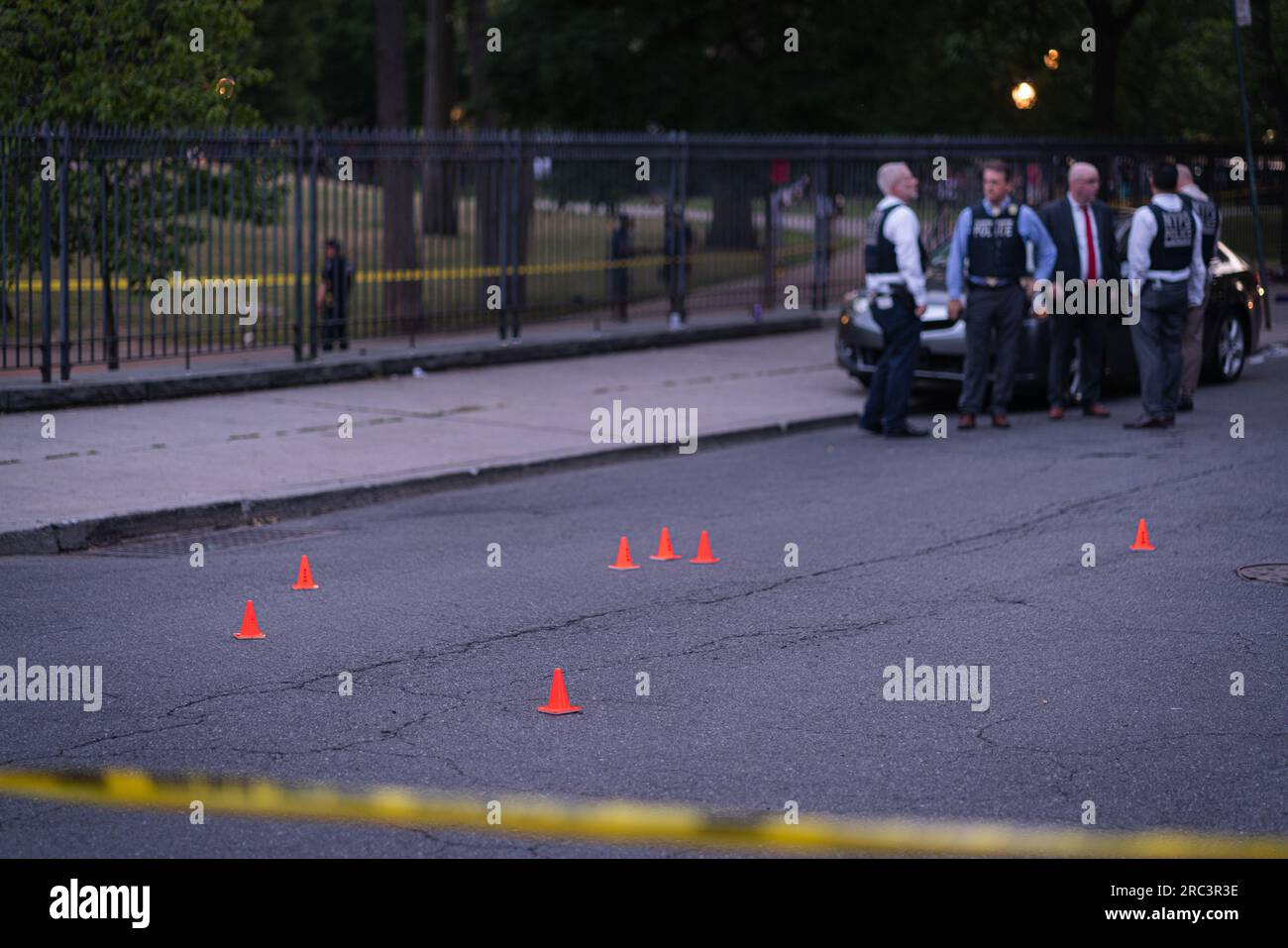 Polizeibeamte vom 52. Revier und Detectives untersuchen den Tatort, an dem am 11. Juli 2023 an der Kreuzung 193. Street und Morris Ave in der Kingsbridge-Abteilung der Bronx vier Menschen erschossen wurden. Die Polizei sagte, ein 25-jähriger Mann wurde in den unteren Rücken geschossen, ein 23-jähriger Mann wurde in das linke Kalb geschossen, ein 3-jähriger Junge wurde in das rechte Kalb gestreift und ein 6-jähriger wurde in das rechte Kalb geschossen. Alle Opfer wurden in stabilem Zustand ins St. Barnabus Krankenhaus gebracht. (Foto: Steve Sanchez/Sipa USA) Stockfoto