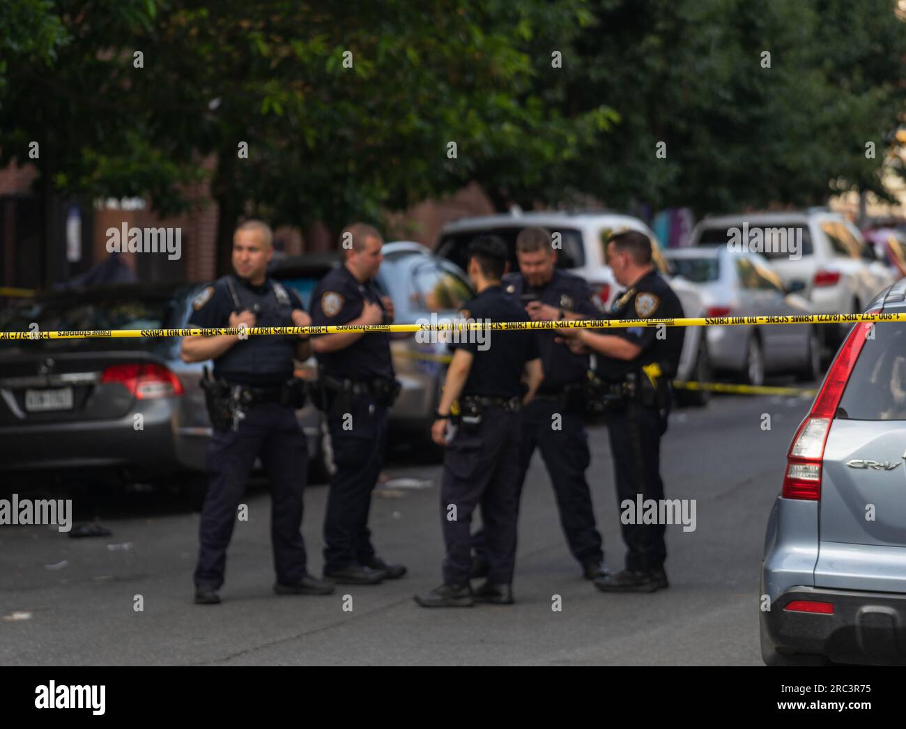 Polizeibeamte vom 52. Revier und Detectives untersuchen den Tatort, an dem am 11. Juli 2023 an der Kreuzung 193. Street und Morris Ave in der Kingsbridge-Abteilung der Bronx vier Menschen erschossen wurden. Die Polizei sagte, ein 25-jähriger Mann wurde in den unteren Rücken geschossen, ein 23-jähriger Mann wurde in das linke Kalb geschossen, ein 3-jähriger Junge wurde in das rechte Kalb gestreift und ein 6-jähriger wurde in das rechte Kalb geschossen. Alle Opfer wurden in stabilem Zustand ins St. Barnabus Krankenhaus gebracht. (Foto: Steve Sanchez/Sipa USA) Stockfoto