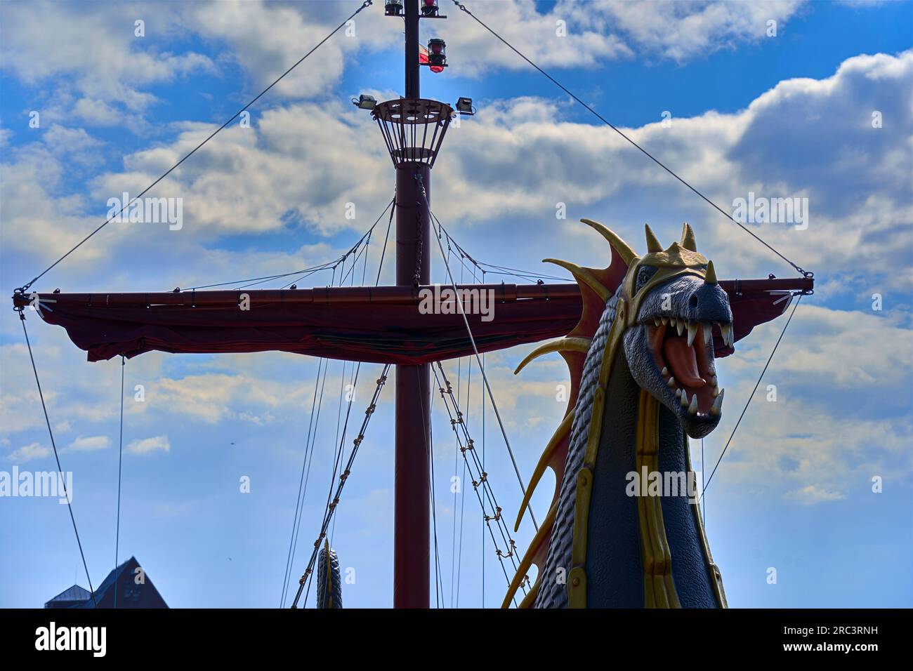 Kolberg, Polen, 20. April 2023: Drachen als Galionsfigur auf dem Ausflugsschiff Wikinger im Hafen der polnischen Stadt Kołobrzeg Stockfoto