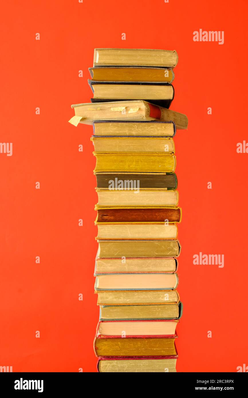 Bücherstapel mit rotem Hintergrund, Lesen, Lernen, Bildung, Wissen oder Home-Office-Konzept Stockfoto