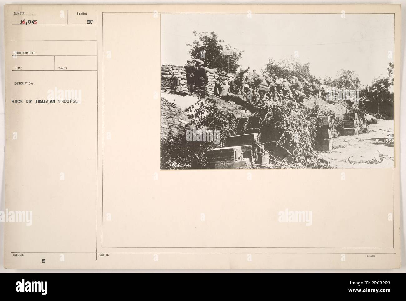Titel: Foto der italienischen Truppen im Ersten Weltkrieg. Bildunterschrift: Ein Schwarz-Weiß-Foto, das vom Rücken der italienischen Truppen während des Ersten Weltkriegs aufgenommen wurde. Dem Bild fehlen weitere Beschreibungen oder Details. Foto des Fotografen RECO mit der offiziellen Identifikationsnummer 111-SC-16045, ausgestellt vom Militär. Stockfoto