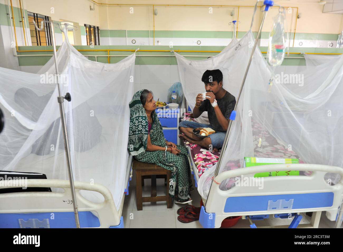 Sylhet, Bangladesch. 11. Juli 2023. Menschen mit Dengue werden in Dengue Corner des Sylhet mag Osmani Medical College Hospital, Bangladesch, behandelt. Mehr als 6 Patienten werden derzeit in dieser Dengue-Ecke behandelt. Die Zahl der in den Krankenhäusern von Bangladesch diagnostizierten Dengue-Patienten nimmt allmählich zu, und die Zahl der Dengue-Fälle und Todesfälle hat in den letzten drei Wochen im ganzen Land alarmierend zugenommen. Am 11. Juli 2023 Sylhet, Bangladesch (Foto: MD Rafayat Haque Khan/Eyepix Group/Sipa USA), SIPA USA/Alamy Live News Stockfoto