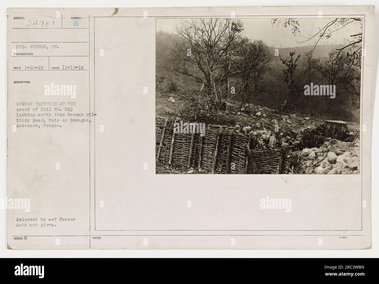 Deutsche Schützengräben am Hügel Nr. 283 in Bois de Romagne Ardennes, Frankreich. Das Bild wurde am 19. November 1918 aufgenommen und zeigt die Gräben entlang des Hügelkamms, von der deutschen Militärstraße M1 aus gesehen. Es wurde von Private Gibbom aufgenommen, einem Fotografen aus South Carolina. Das Datum der Veröffentlichung durch den AEF-Zensor ist unbekannt. Stockfoto