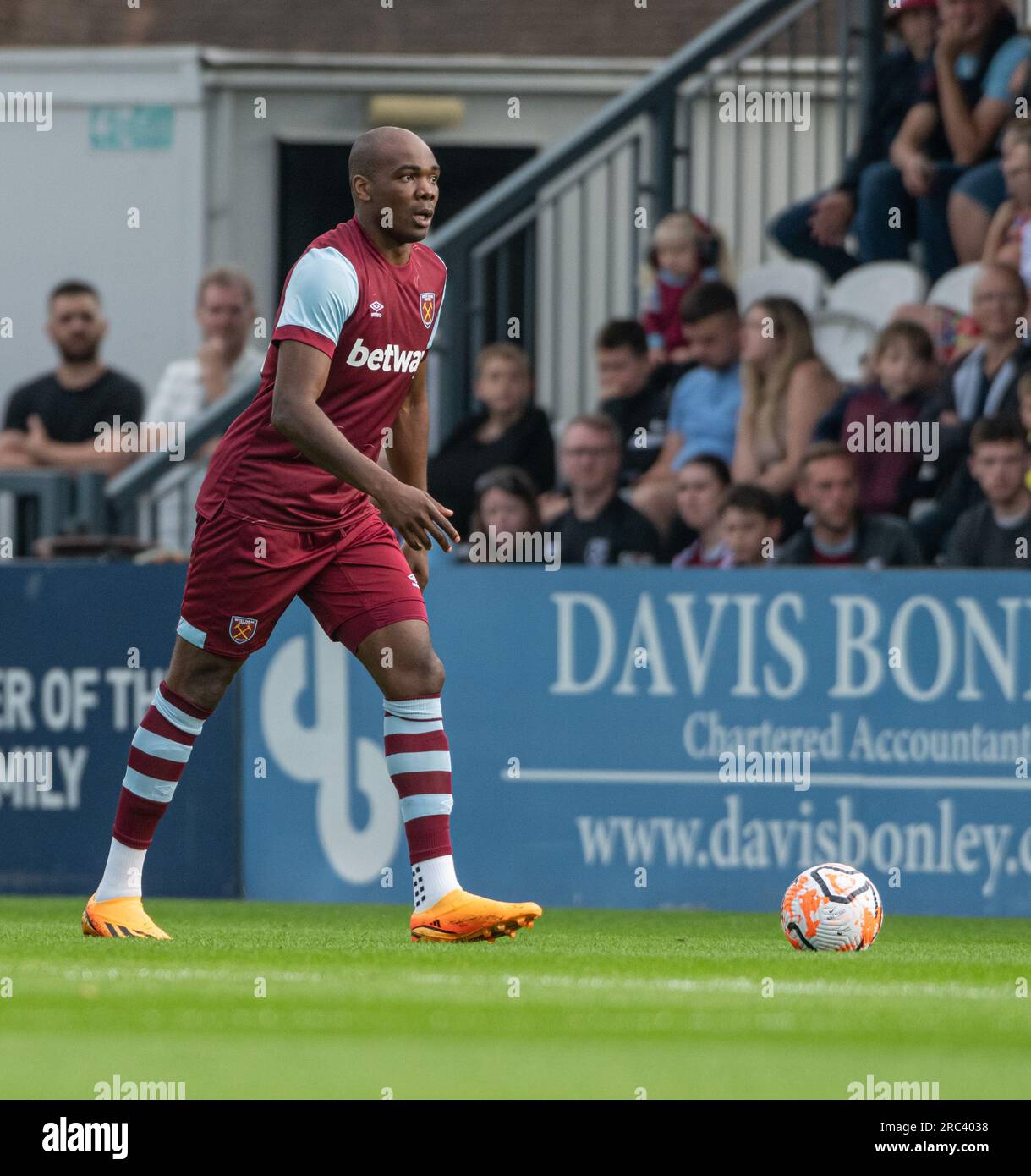 Borehamwood, Hertfordshire, London, England, 10. Juli 2023. Angelo Ogbonna von West Ham ist im Meadow Park während des Borehamwood Football Club V West Ham United Football Clubs vor der Saison auf dem Ball. (Bild: ©Cody Froggatt/Alamy Live News) Stockfoto