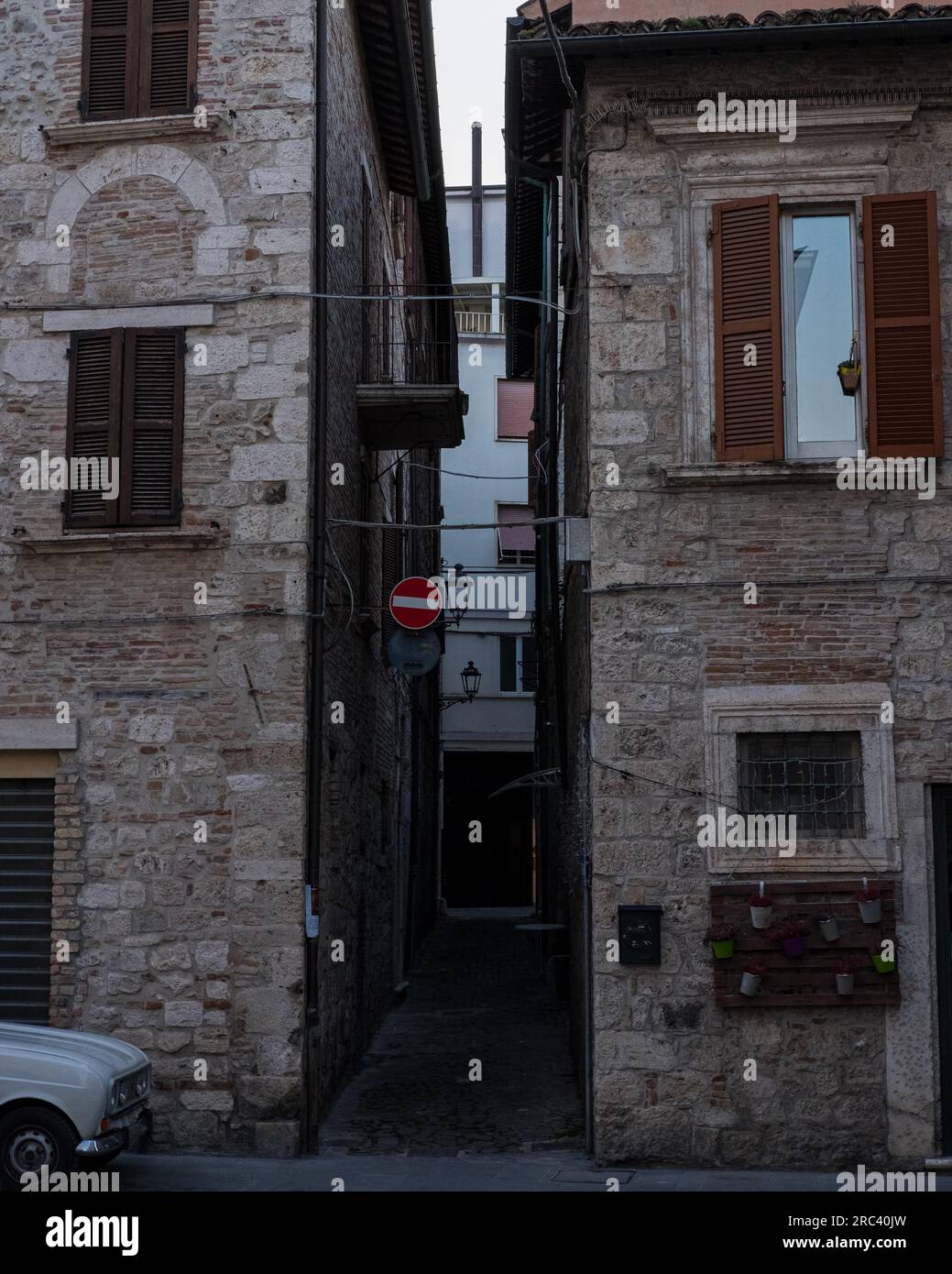 Dünne Gasse Stockfoto