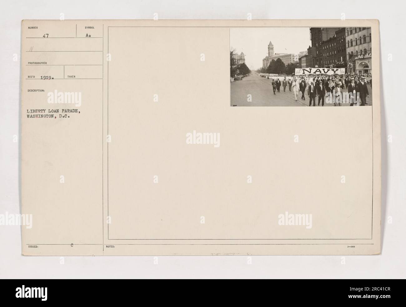 Eine Liberty Loan Parade, die 1919 während des 1. Weltkriegs in Washington, D.C. stattfand Dieses Foto zeigt den patriotischen Geist der Parade, wobei Teilnehmer, möglicherweise Marinepersonal, stolz mit einer amerikanischen Flagge marschieren. Die Parade war Teil der Bemühungen, durch den Verkauf von Freiheitsanleihen Mittel zu beschaffen, um die Kriegsanstrengungen zu unterstützen. (Fotograf) Rot. Stockfoto