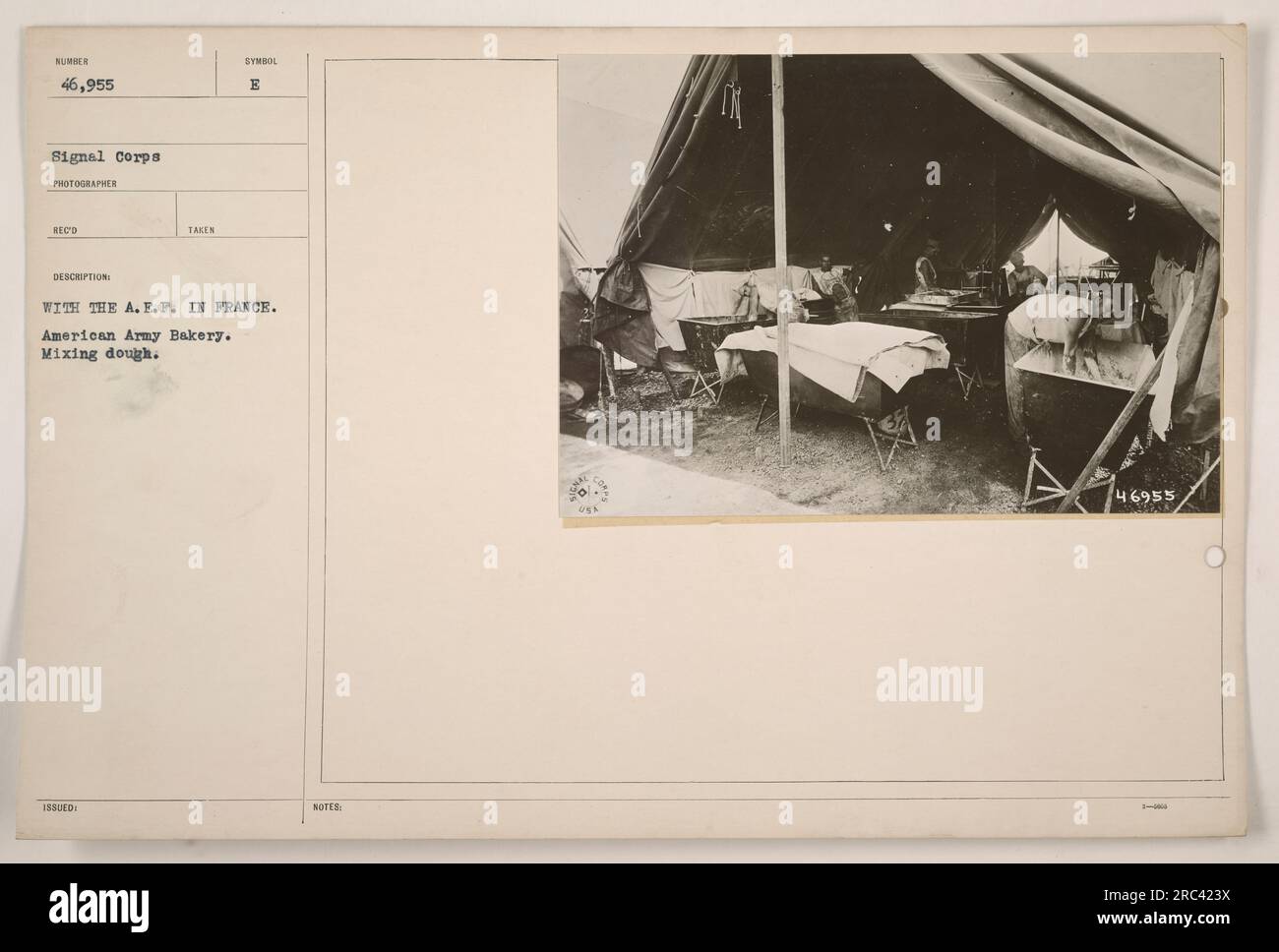 Amerikanische Soldaten in Frankreich in einer Armeebackerei, die im Ersten Weltkrieg Teig zubereiteten Foto eines Fotografen vom Signal Corps. Stockfoto