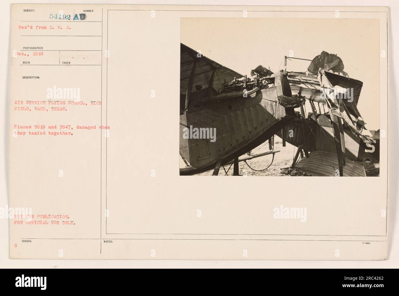Die Flugzeuge 5019 und 3847 in der Air Service Flying School, Rich Field, Waco, Texas, wurden beschädigt, als sie im Dezember 1918 versehentlich in einander radelten. Dieses Foto wurde vom Flugdienst während des Ersten Weltkriegs aufgenommen und darf nicht veröffentlicht werden. Es ist nur für den offiziellen Gebrauch bestimmt. Stockfoto