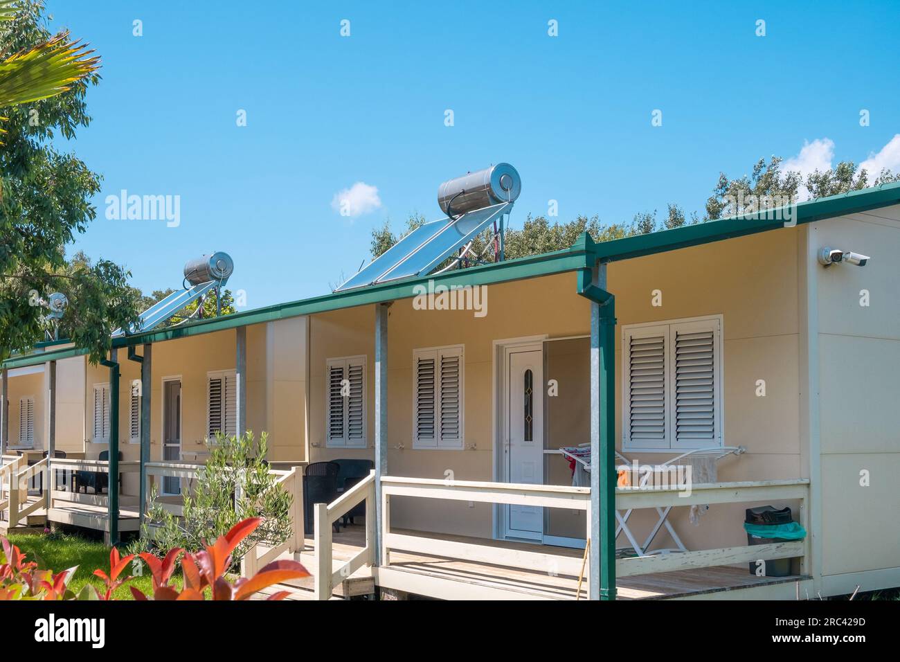 Solarwärmeplatte und Wassertank auf einem Campinghaus-Dach in Montenegro. Nachhaltige Energie, Wasser mit Sonnenenergie erwärmen. Solarbetriebenes heißes Wasser Stockfoto