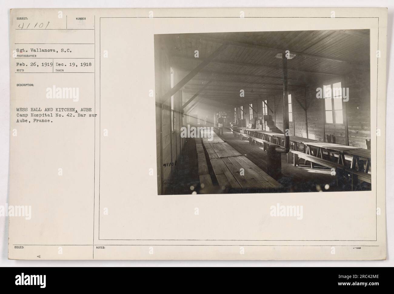 Soldaten des Lagerkrankenhauses Nr. 42 in Bar sur Aube, Frankreich, versammeln sich im Speisesaal und in der Küche zum Essen. Das Foto wurde von Sergeant Vallanova am 26. Februar 1919 aufgenommen und war Teil einer Sammlung, die im Ersten Weltkrieg aufgenommen wurde. Stockfoto