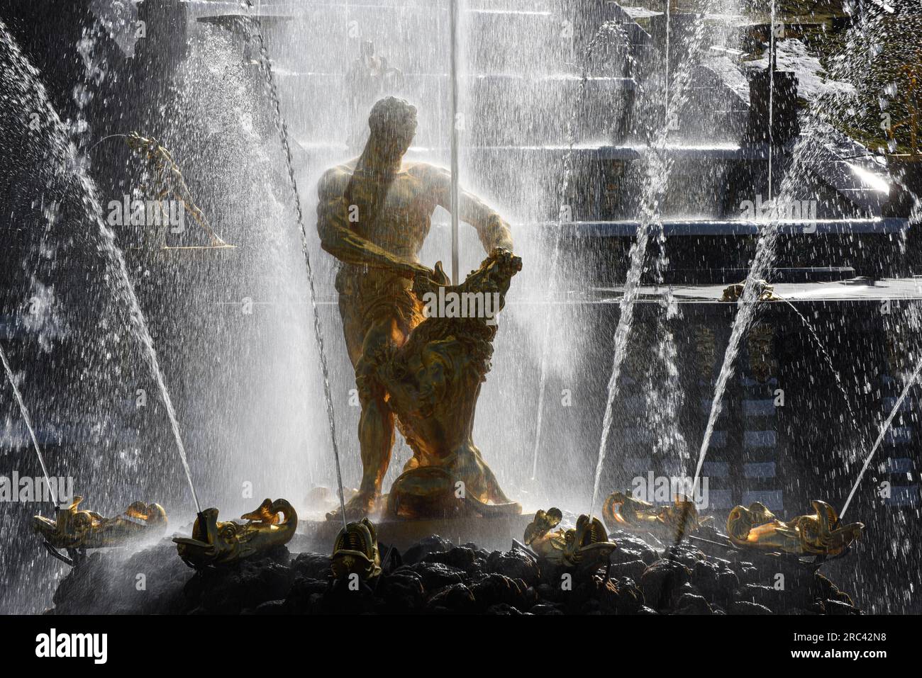 Russland, Sankt Petersburg, Peterhof. Blick auf die Springbrunnen der Großen Kaskade in Peterhof, der Sommerresidenz der Zaren. Foto von A. Sharova Stockfoto