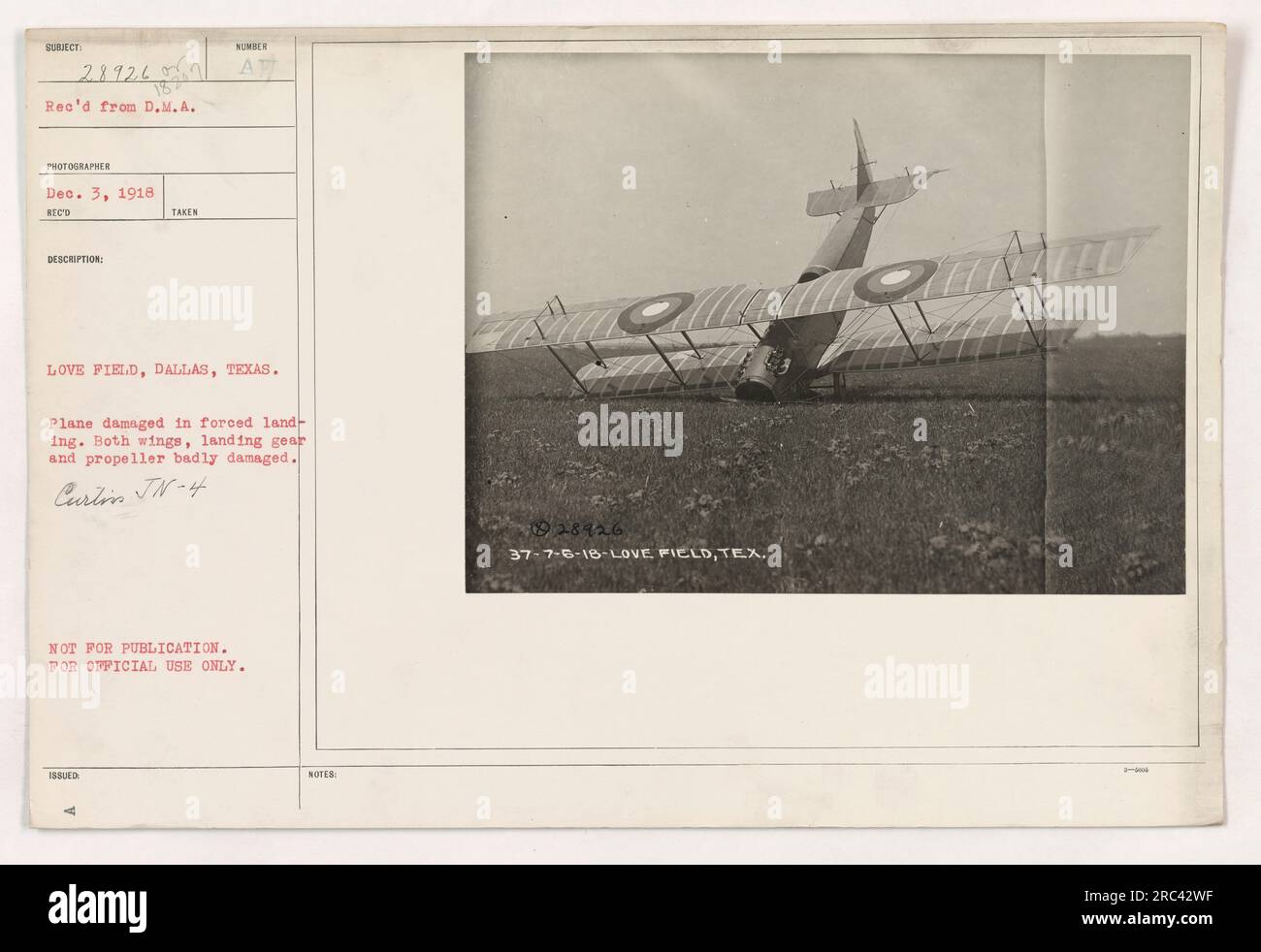 Ein Bild mit einem beschädigten Flugzeug im Love Field in Dallas, Texas. Das Curtin JN-4-Flugzeug erlitt schwere Schäden an beiden Flügeln, dem Fahrwerk und dem Propeller durch eine Zwangslandung. Dieses Foto ist nicht zur Veröffentlichung vorgesehen und nur für den offiziellen Gebrauch gekennzeichnet. Stockfoto
