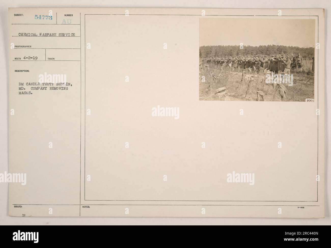 Soldaten einer Berliner Maryland-Firma entfernen Gasmasken während eines DM-Kerzentests. Der von einem Fotografen des Chemical Warfare Service durchgeführte Test erfasste den Moment als Teil ihrer Dokumentation militärischer Aktivitäten während des Ersten Weltkriegs. Dieses spezifische Bild hat die Identifikationsnummer DM 54773, aufgenommen am 2. April 1919. Weitere Hinweise weisen darauf hin, dass es 2001 herausgegeben wurde. Stockfoto
