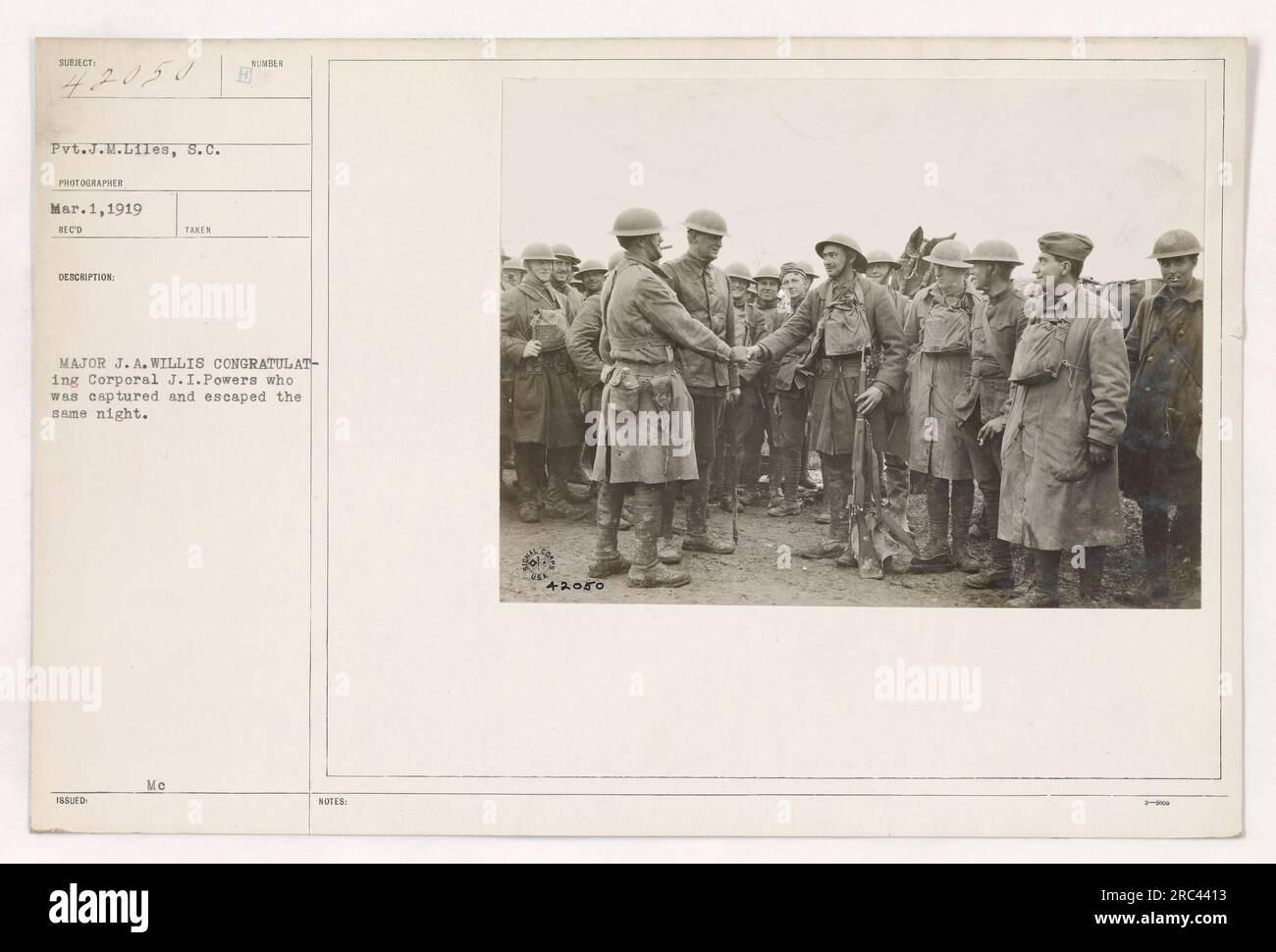 Gefreiter J.M. Liles vom Signalkorps hat Major J.A. gefangen Willis gratulierte Corporal J.I. Powers, die entkam, nachdem sie am 1. März 1919 gefangen genommen wurde. Dieses Foto mit der Identifikationsnummer 111-SC-42050 wurde von Pvt. J.M. aufgenommen Liles und ist Teil der Sammlung „Fotografien von amerikanischen Militäraktivitäten während des Ersten Weltkriegs“. Stockfoto