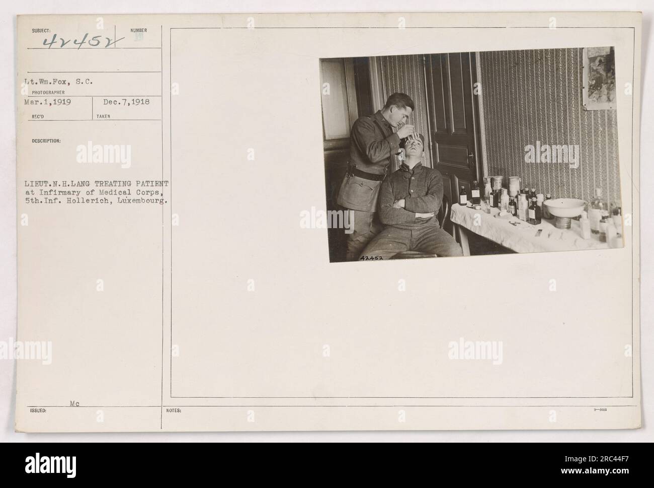 Leutnant N.H. Lang behandelt einen Patienten auf der Krankenstation des Medizinischen Korps, 5. Infanterie, in Hollerich, Luxemburg. Foto von LT. W. Fox am 1. März 1919. Bild Nummer 111-SC-42452 aus der Sammlung amerikanischer Militäraktionen im 1. Weltkrieg Stockfoto