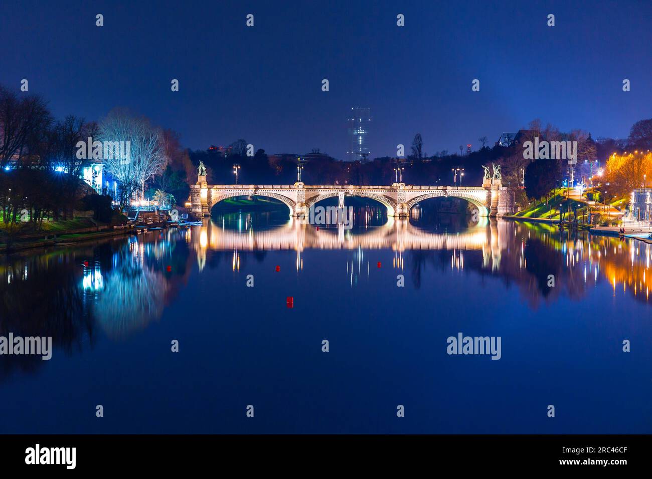 Turin, Italien - 27. März 2022: Die Brücke König Umberto I ist eine Brücke über den Fluss Po in Turin, die den Corso Vittorio Emanuele II mit dem Corso Monc verbindet Stockfoto