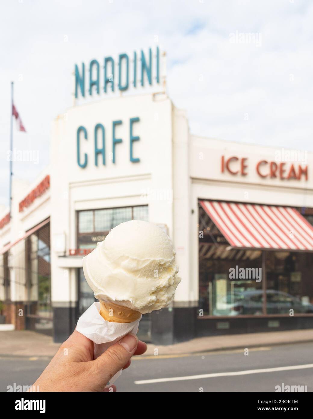 Hand Nardinis Eis außerhalb Nardini Cafe und Eisdiele, Largs, Schottland, Großbritannien Stockfoto