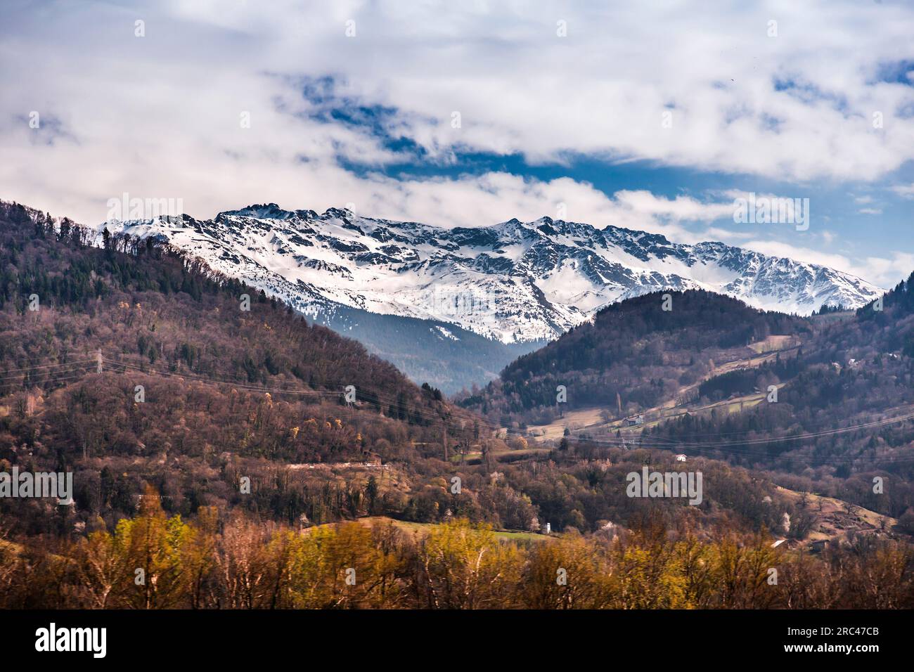 Malerischer Blick von den Alpen an der Grenze zwischen Frankreich und Italien, schneebedeckte Berge an einem sonnigen Tag Stockfoto