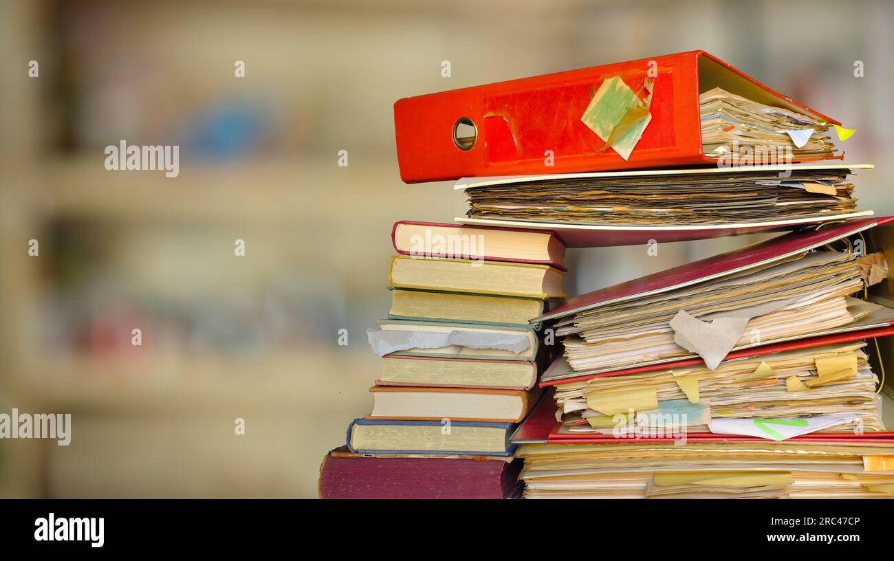 Unordentliche Aktenordner, Bürokratie, Bürokratie, Aministrierung, Geschäftskonzept. Isoliert auf weißem Hintergrund. Stockfoto