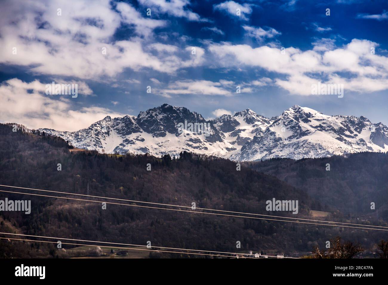 Malerischer Blick von den Alpen an der Grenze zwischen Frankreich und Italien, schneebedeckte Berge an einem sonnigen Tag Stockfoto