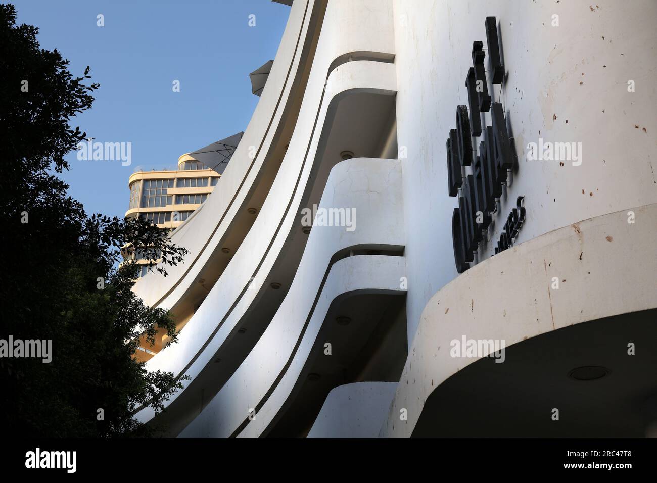 TEL AVIV, ISRAEL - 2. NOVEMBER 2022: Esther Cinema (derzeit Cinema Hotel) Gebäude im bauhaus-Stil in Tel Aviv. Weiße Stadt Tel Aviv und ihr bauhaus Stockfoto