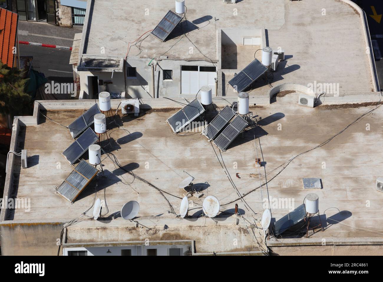 Solarbetriebene Dachheizgeräte in Haifa, Israel. Stockfoto