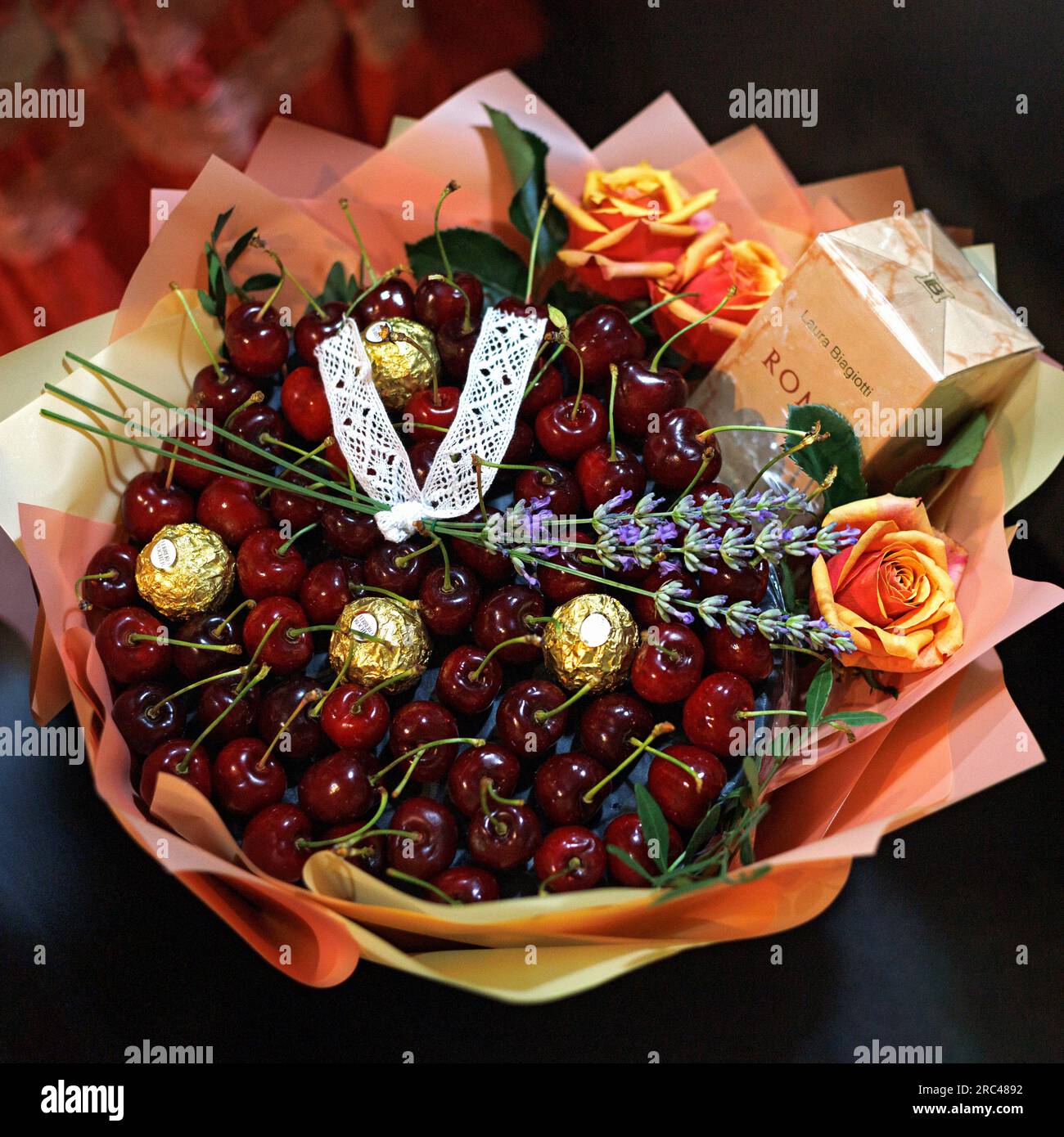 Essbarer Blumenstrauß aus Früchten und Rosen, magisches Geschenk Stockfoto