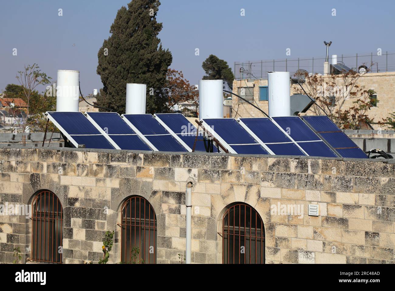 Solarbetriebene Dachheizgeräte in Jerusalem, Israel. Stockfoto