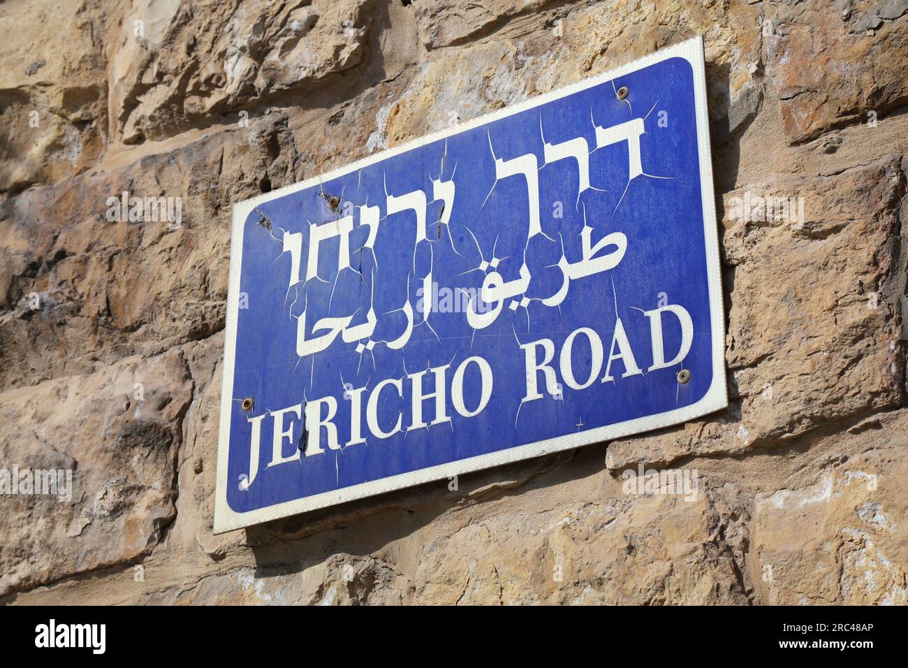 Jericho Road in Jerusalem City. Straßenschild in drei Sprachen. Stockfoto