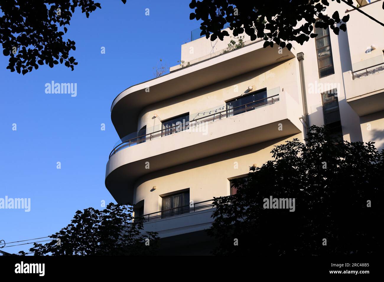 Weiße Stadt Tel Aviv, Israel. Internationaler Stil und Bauhaus-Architekturdetails. UNESCO-Weltkulturerbe. Stockfoto