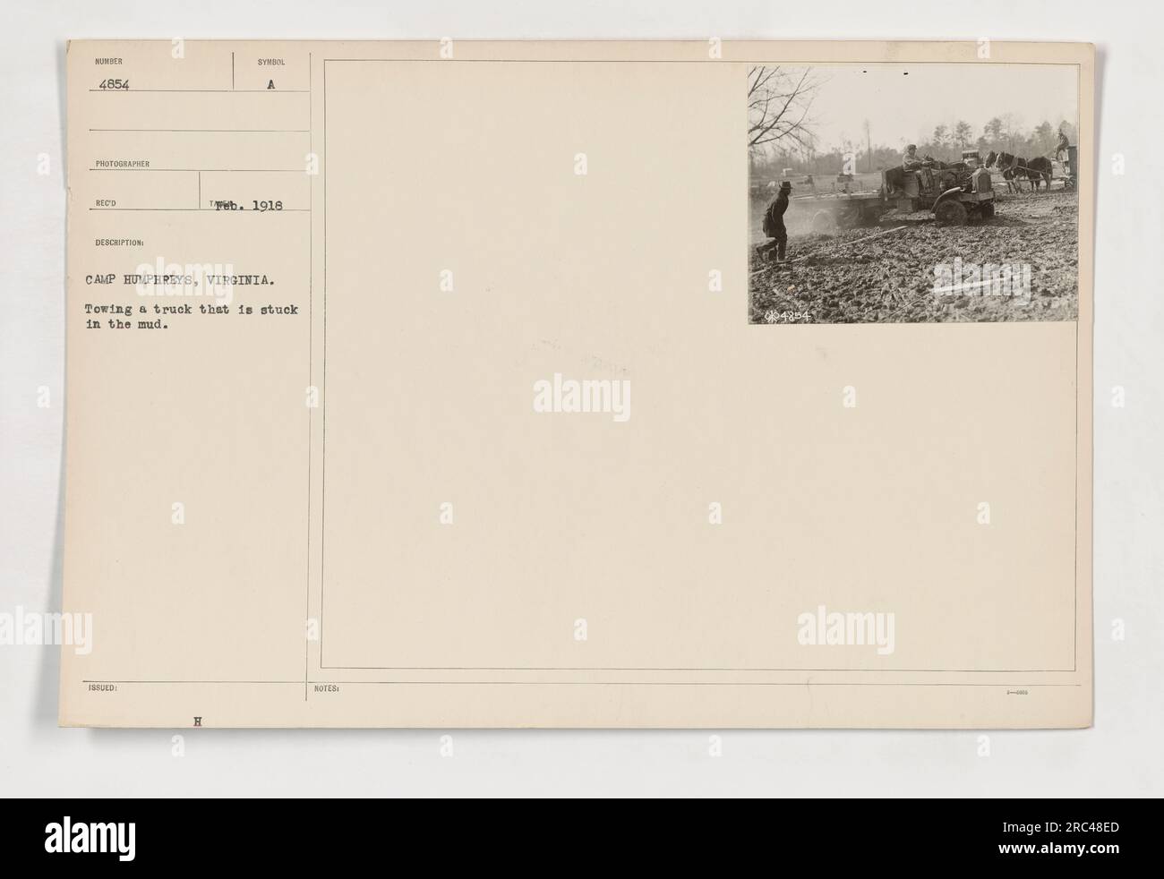 Soldaten des amerikanischen Militärs im Ersten Weltkrieg werden 1918 im Camp Humphreys, Virginia, gesehen, wie sie einen Lkw im Schlamm abschleppen. Das Foto zeigt die Bemühungen von Soldaten, schwierige Bedingungen während militärischer Aktivitäten zu überwinden. Stockfoto