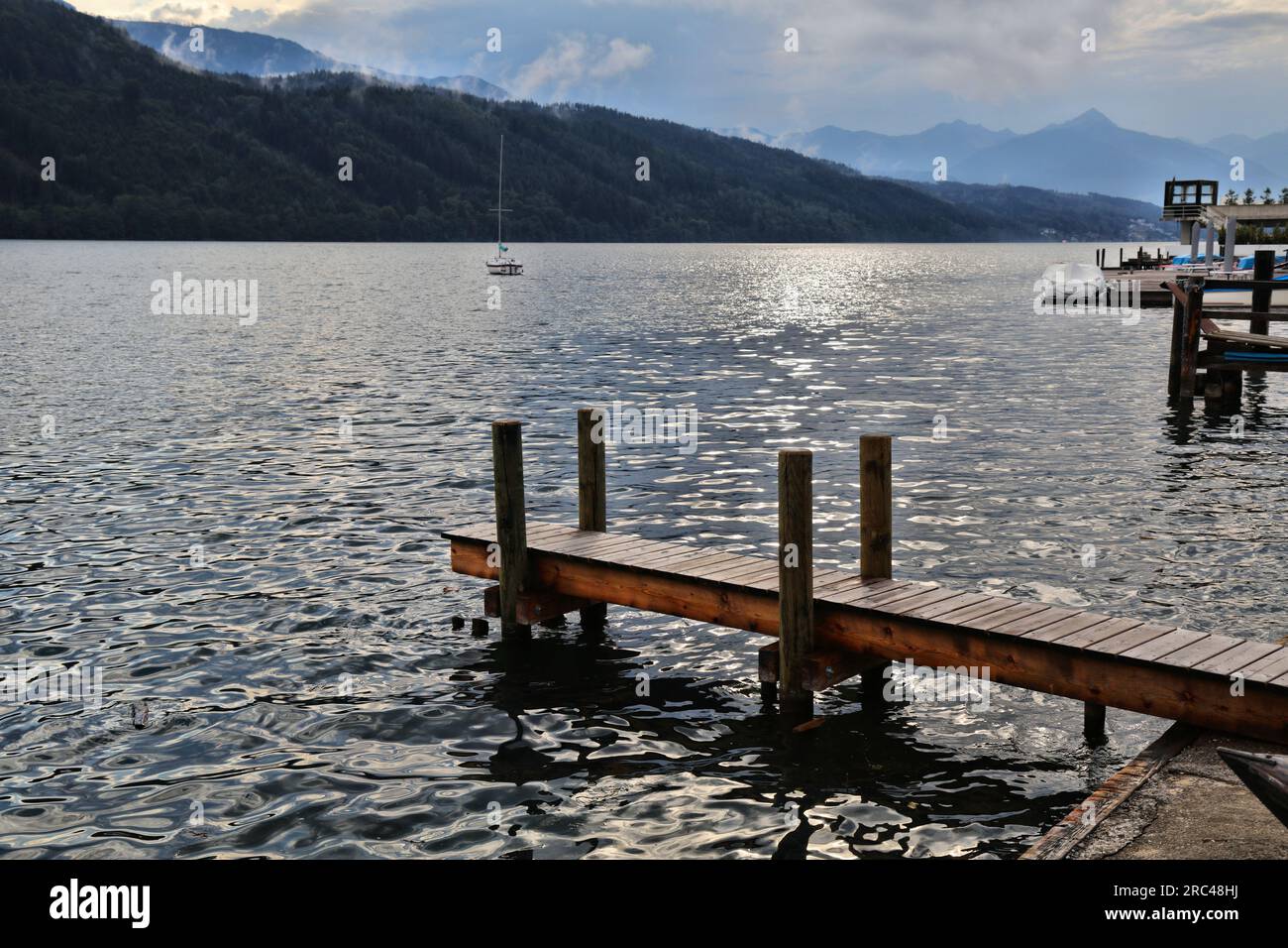 Millstatter See in der Region Kärnten Osterreich. Alpenlandschaft mit wunderschönem See. Stockfoto