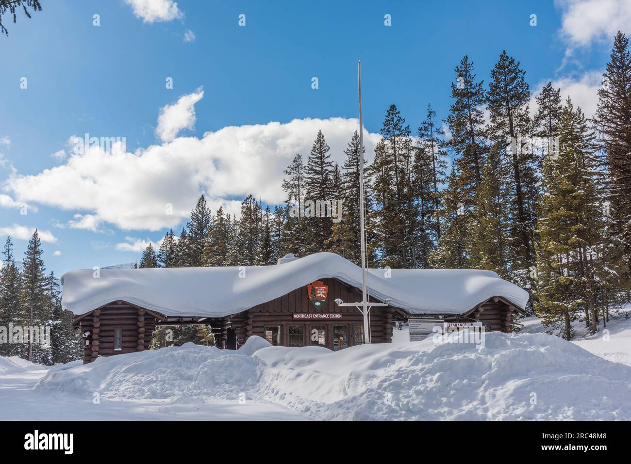 Nordöstlicher Eingang zum Yellowstone-Nationalpark im Winter. Mit dem Auto von Cooke City - Silver Gate, Montana. Stockfoto