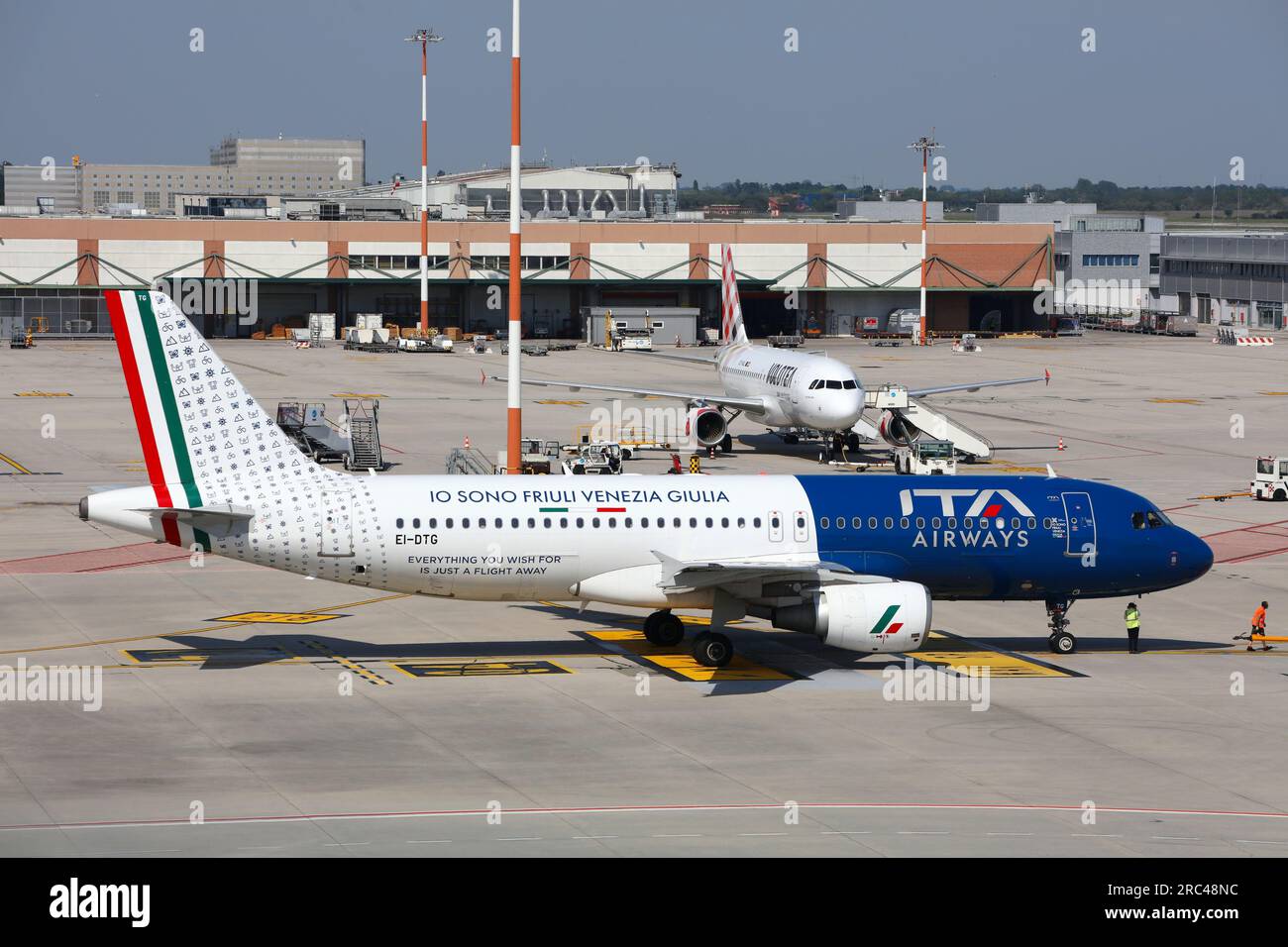 VENEDIG, ITALIEN - 22. MAI 2023: Passagierflugzeug ITA Airways Airbus A320 am Flughafen Venedig Marco Polo in Italien. Es ist ein großer internationaler Flughafen Stockfoto