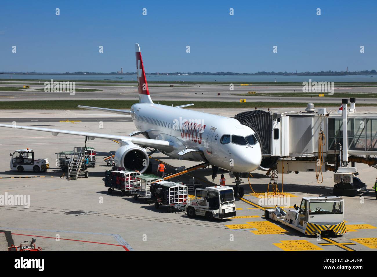 VENEDIG, ITALIEN - 22. MAI 2023: Swiss Airlines Airbus A220 Passagierflugzeug am Venedig Marco Polo Flughafen in Italien. Es ist ein großer internationaler Flughafen Stockfoto