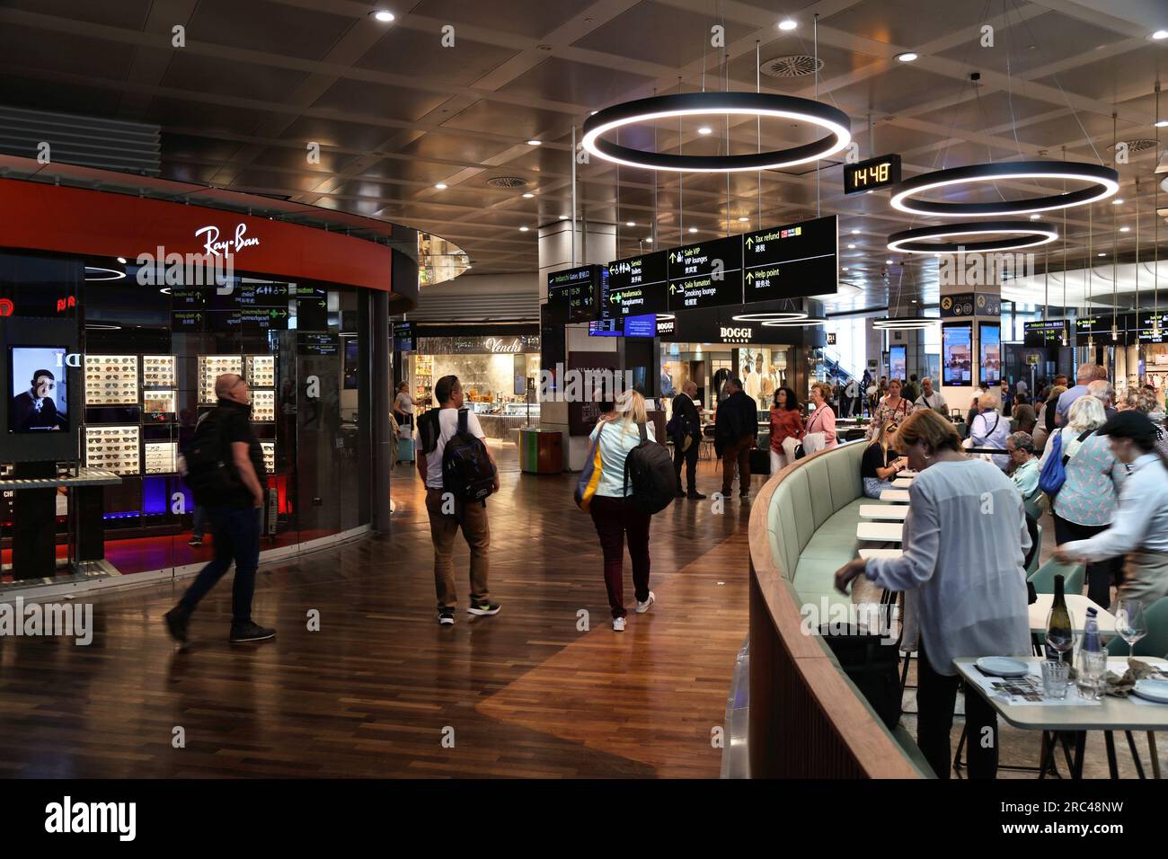 VENEDIG, ITALIEN - 22. MAI 2023: Passagiere besuchen Venedig Marco Polo Airport in Italien. Es ist ein großer internationaler Flughafen nach Venedig. Stockfoto