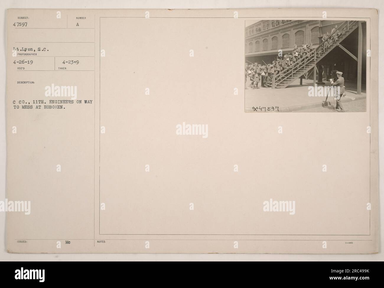 Soldaten der C-Kompanie, 11. Ingenieure, werden hier während des Ersten Weltkriegs auf dem Weg zur Messe in Hoboken gesehen. Das Foto wurde von Leutnant Lyon am 26. April 1919 aufgenommen. Die Beschreibung des Fotos ist als 4-2349 notiert, wobei das Bild als „A C Co., 11. Engineers on way to Chain in Hoboken“ bezeichnet wird. Stockfoto