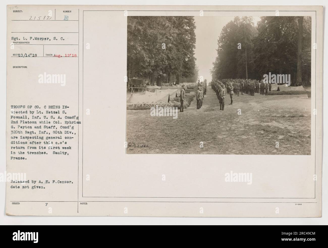 Truppen von Co C wird von LT. Hetzel S. Fowmall aus den USA inspiziert Armee, während Oberst Ephriam G. Peyton und sein Stab die allgemeinen Bedingungen inspizieren. Dieses Foto wurde am 12. August 1918 in Saulty, Frankreich, aufgenommen. Die Soldaten waren gerade von einer Woche im Schützengraben zurückgekehrt. Stockfoto