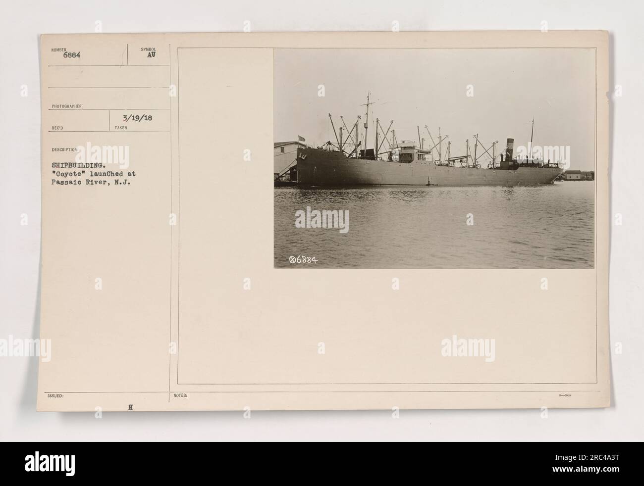 Das Foto zeigt den Schiffbau des „Coyote“ am Passaic River in New Jersey. Das Schiff namens "Coyote" wird am 19. März 1918 gestartet. Das Foto wurde von einem unbekannten Fotografen aufgenommen. Stockfoto