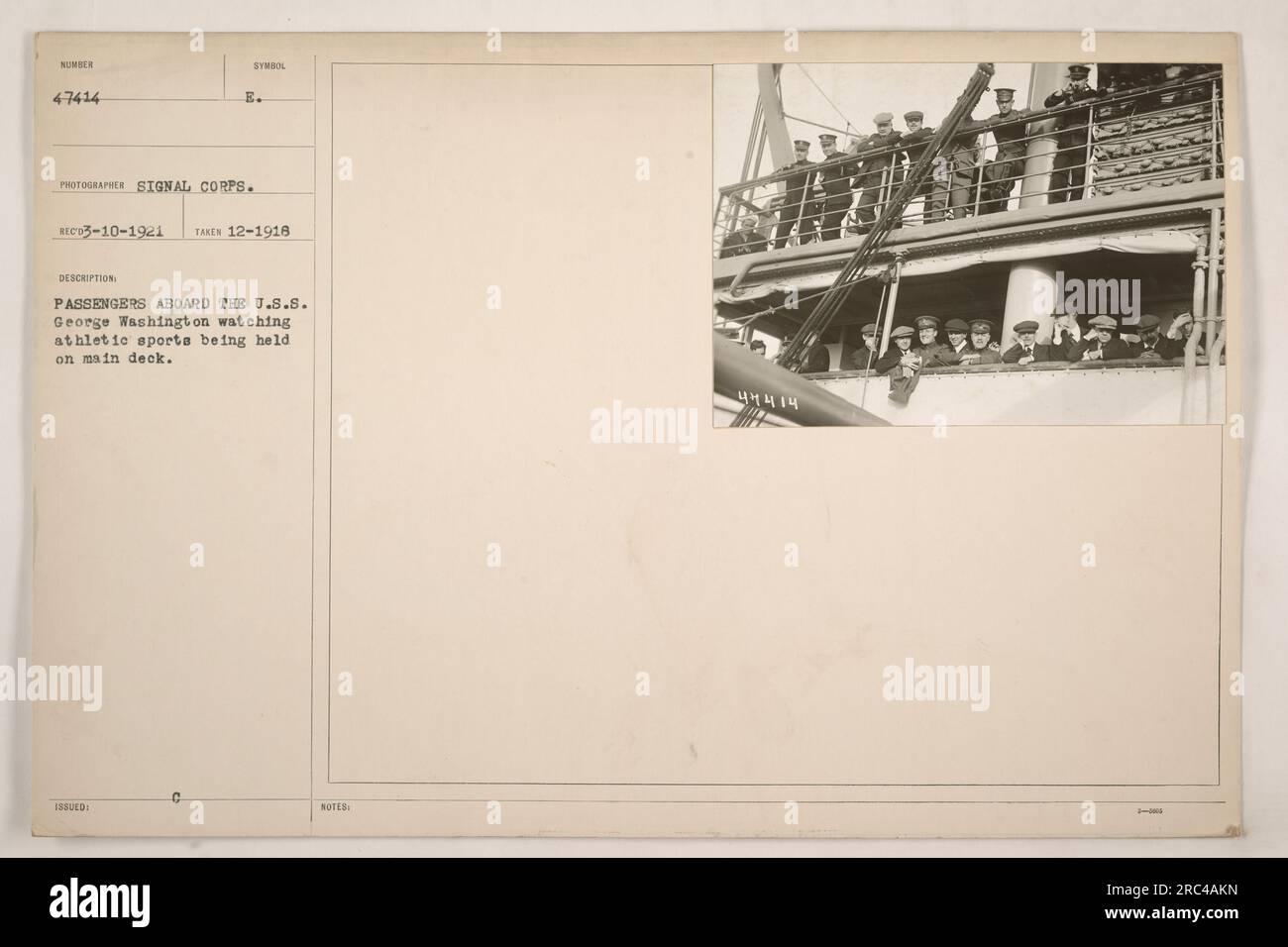Passagiere an Bord der U.S.S. George Washington beobachtet Sportarten auf dem Hauptdeck. Auf diesem Foto, das im Dezember 1918 von einem Fotografen des Signal Corps aufgenommen wurde, werden die Passagiere bei der Veranstaltung beobachtet. Dieses Bild ist als Nummer 47414 eingestuft und wurde 1921 herausgegeben. Stockfoto