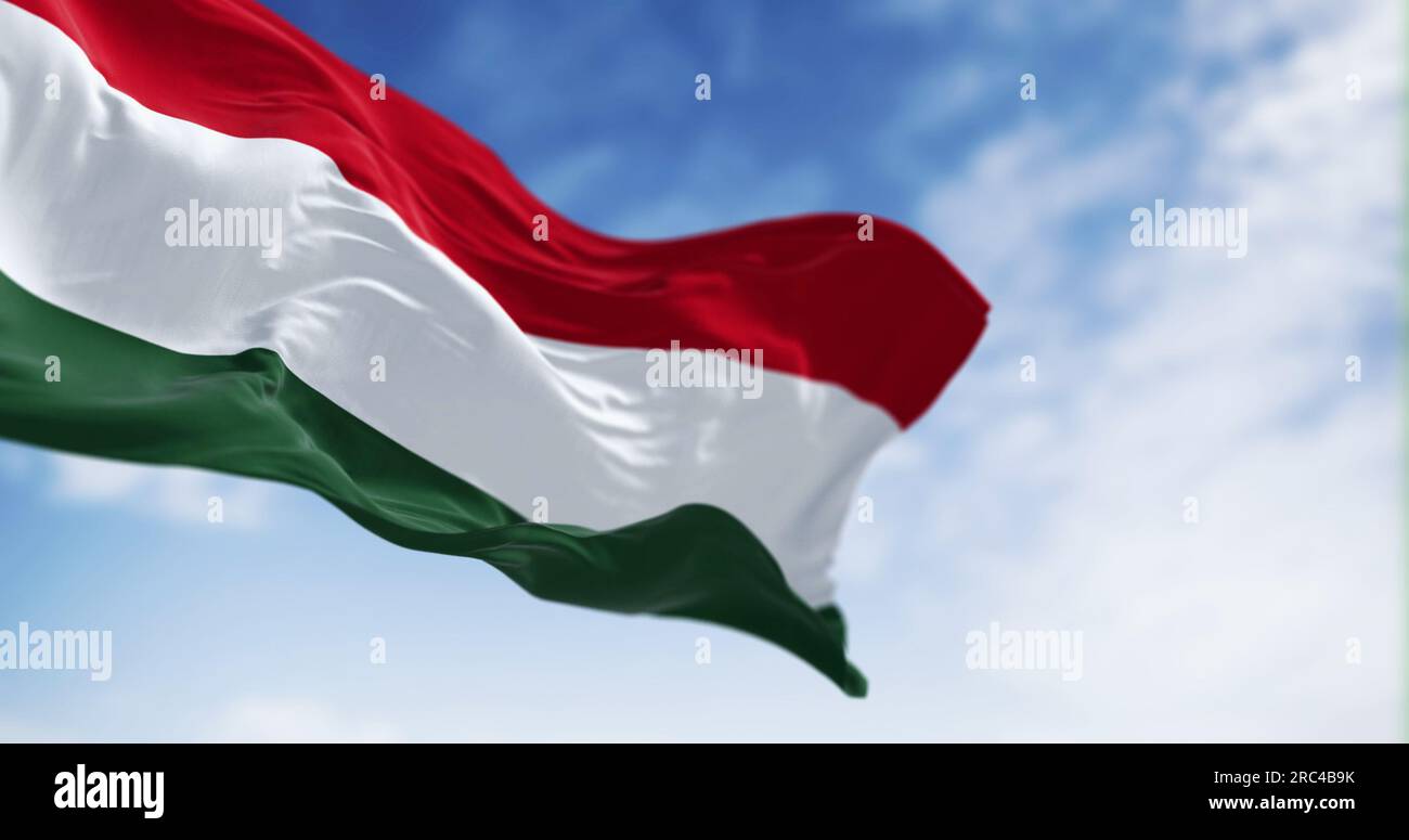 Die Nationalflagge Ungarns flattert im Wind an einem klaren Tag. Waagerecht gestreifte Flagge in Rot, Weiß und Grün. Rendern der 3D-Darstellung. Flutterin Stockfoto