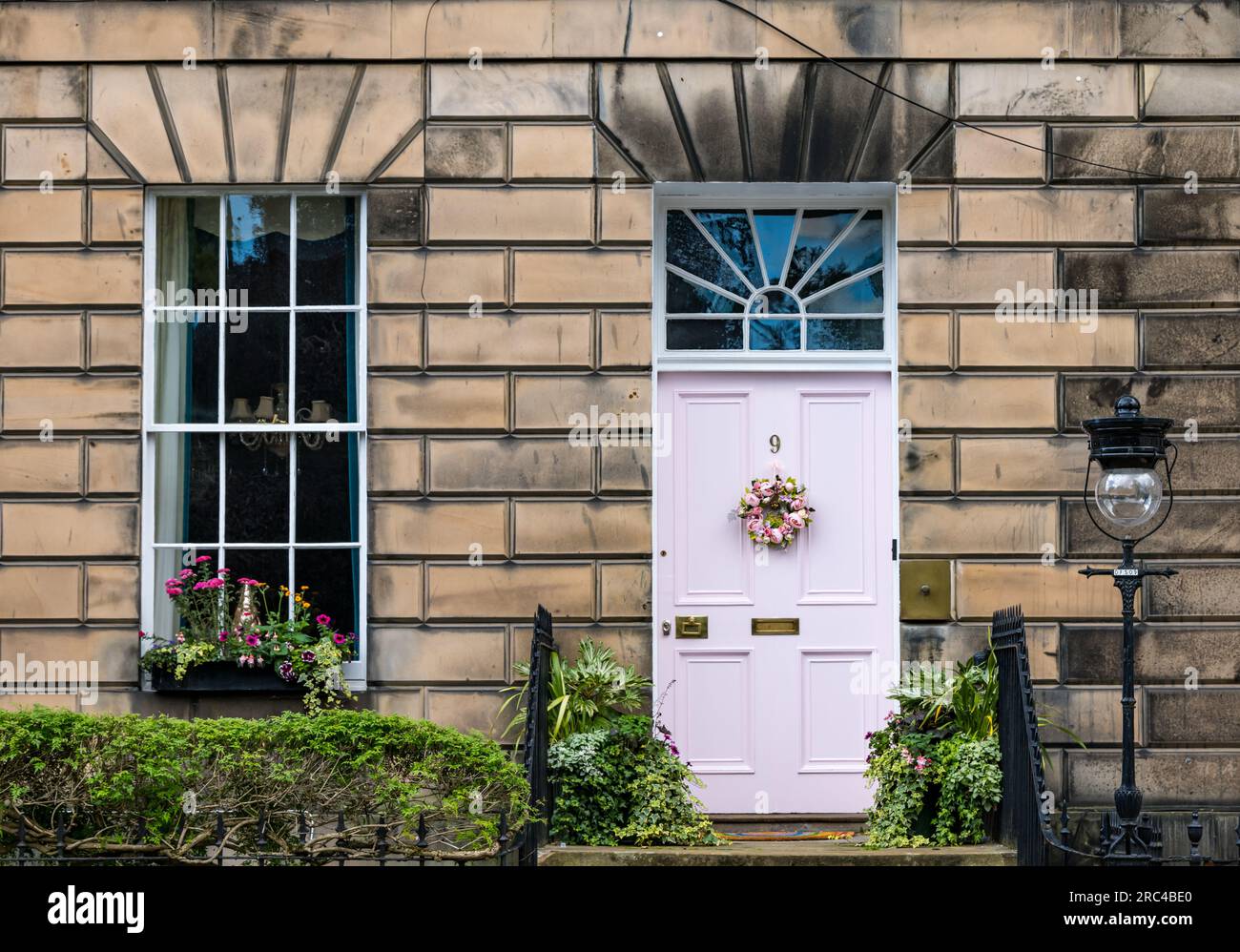 Miranda Dickson georgianisches Haus mit neu bemalter, blassrosa Tür mit Kranz , Drummond Place, Edinburgh New Town, Schottland, Großbritannien Stockfoto