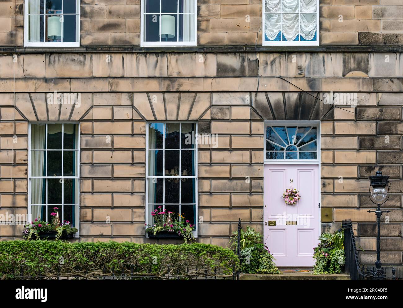 Miranda Dickson georgianisches Haus mit neu bemalter, blassrosa Tür mit Kranz , Drummond Place, Edinburgh New Town, Schottland, Großbritannien Stockfoto