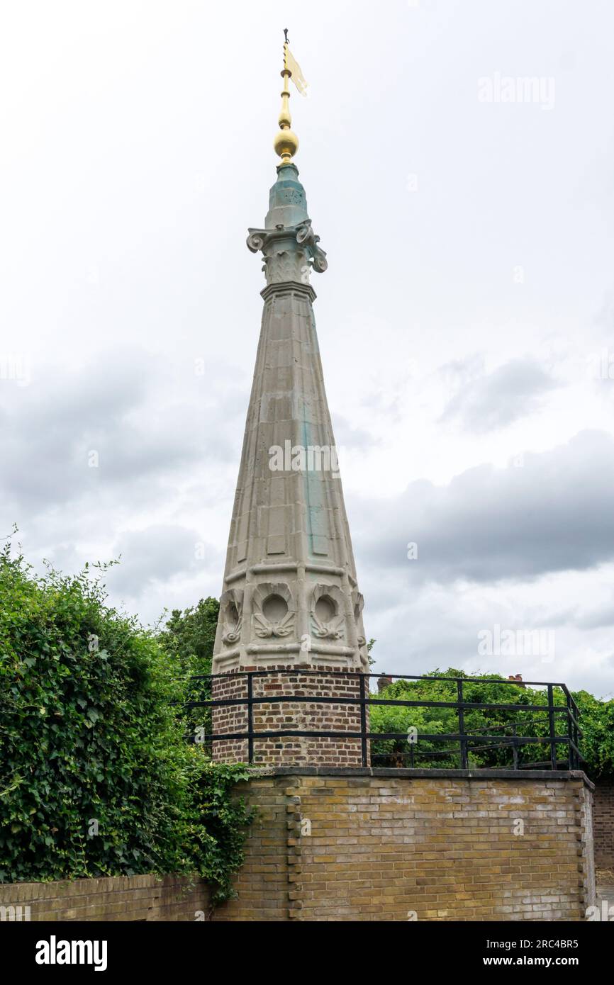 Der Turm der St.-Antholin-Kirche von Sir Christopher Wren. Jetzt in einem südLondoner Wohngebiet. DETAILS IN BESCHREIBUNG. Stockfoto
