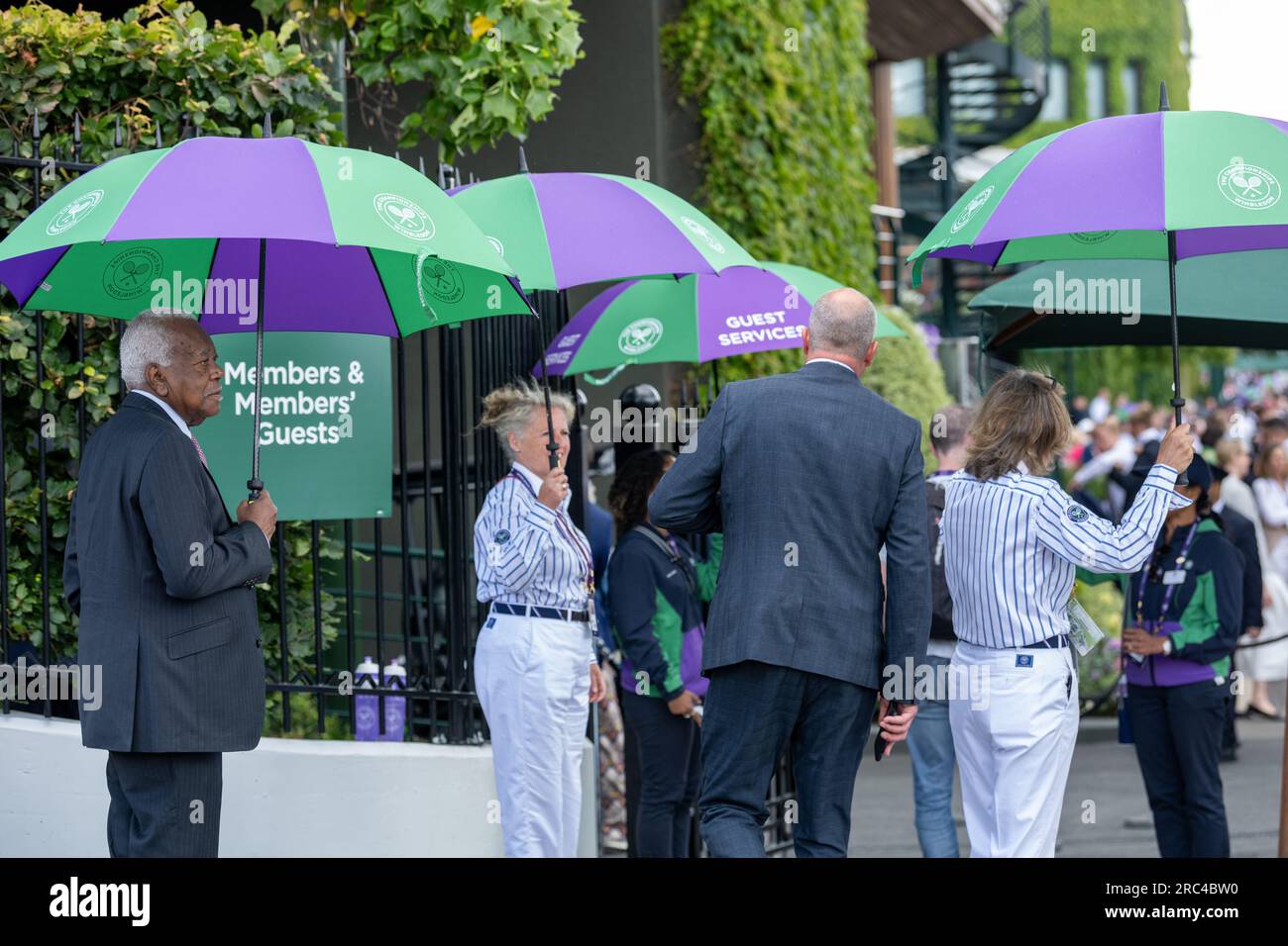 London, Großbritannien. 12. Juli 2023. Wetter in Großbritannien; Regendusche bei Wimbledon Credit: Ian Davidson/Alamy Live News Stockfoto