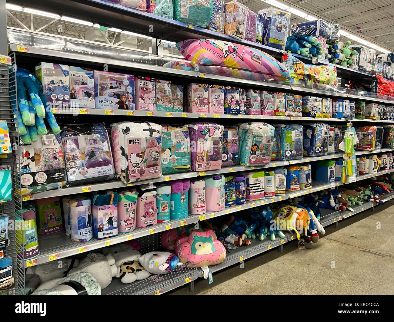 Norfolk, NE, USA - 12. Mai 2023: Kinderbettwäsche in einem Walmart Store ohne Leute. Stockfoto