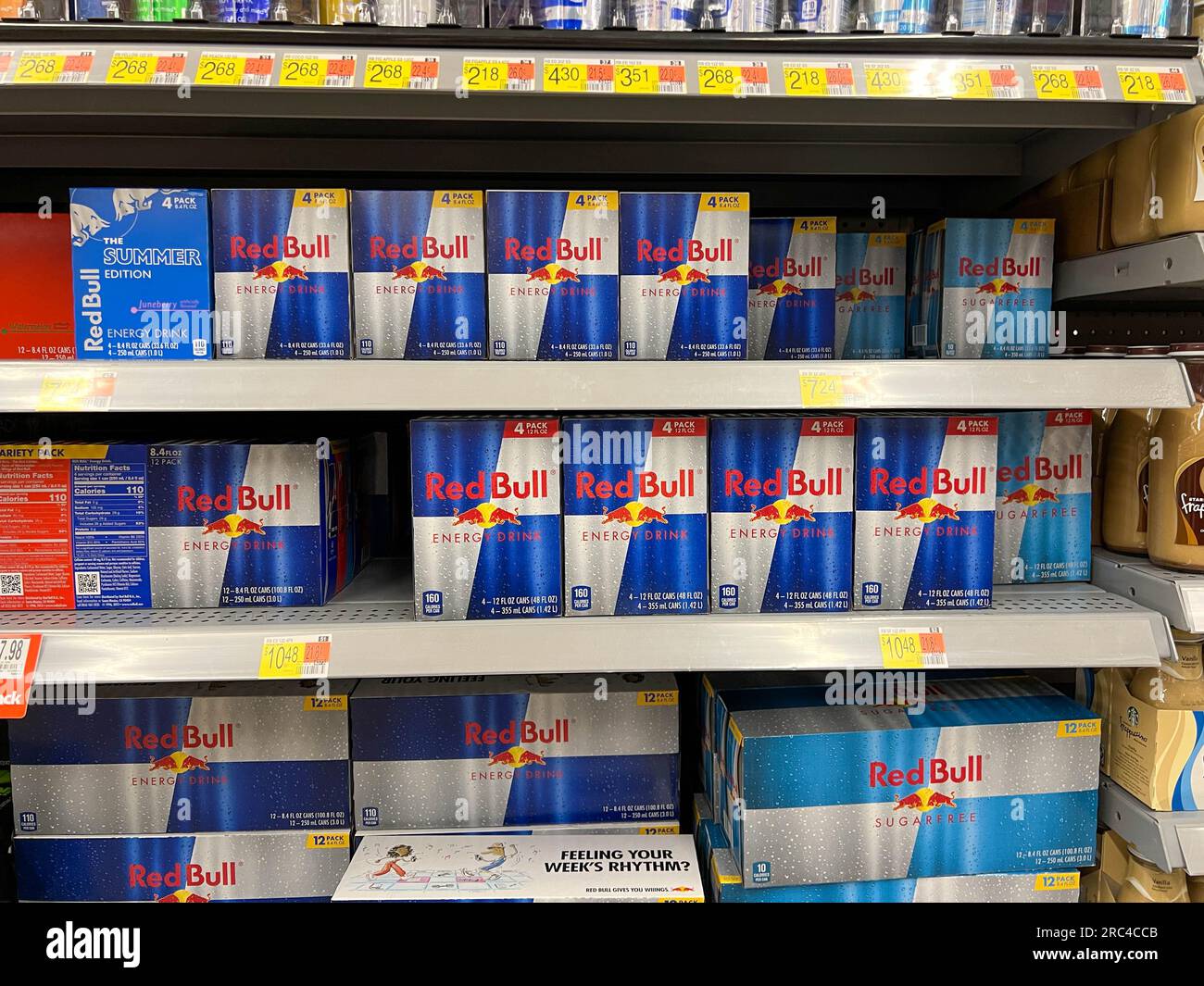 Norfolk, NE, USA - 12. Mai 2023: Ausstellung von Red Bull Energy Drinks in einem Walmart Store ohne Menschen. Stockfoto
