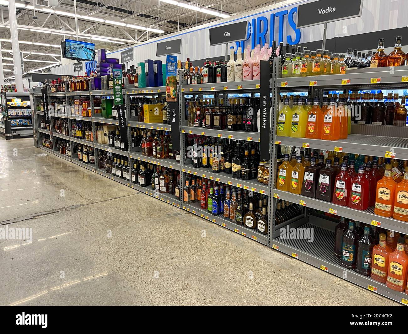 Norfolk, NE, USA - 12. Mai 2023: The Hard Liquor Aisle in a Walmart Store With No People. Stockfoto